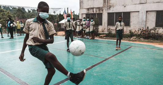 Ein Fußball fliegt von Nortorf nach Ghana